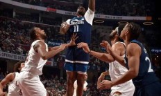 瓦力棋牌游戏-勇士队后场配合默契，实现逆转胜利