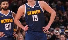 瓦力棋牌游戏-独行侠碾压公牛，约基奇统治全场