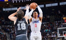 瓦力棋牌-快船逆转马刺，连胜势头不可阻挡