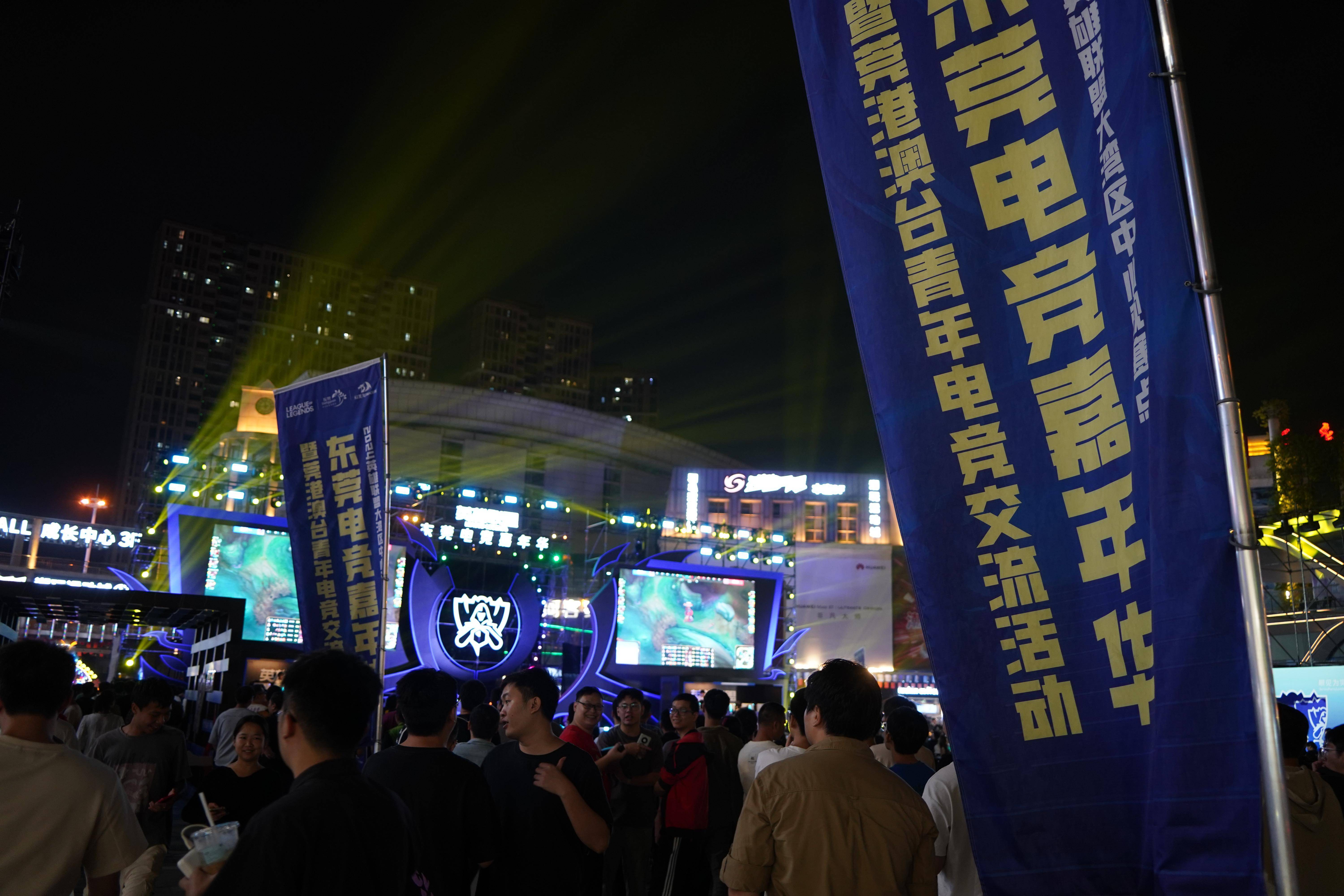 比赛现场热闹非凡，观众如潮涌