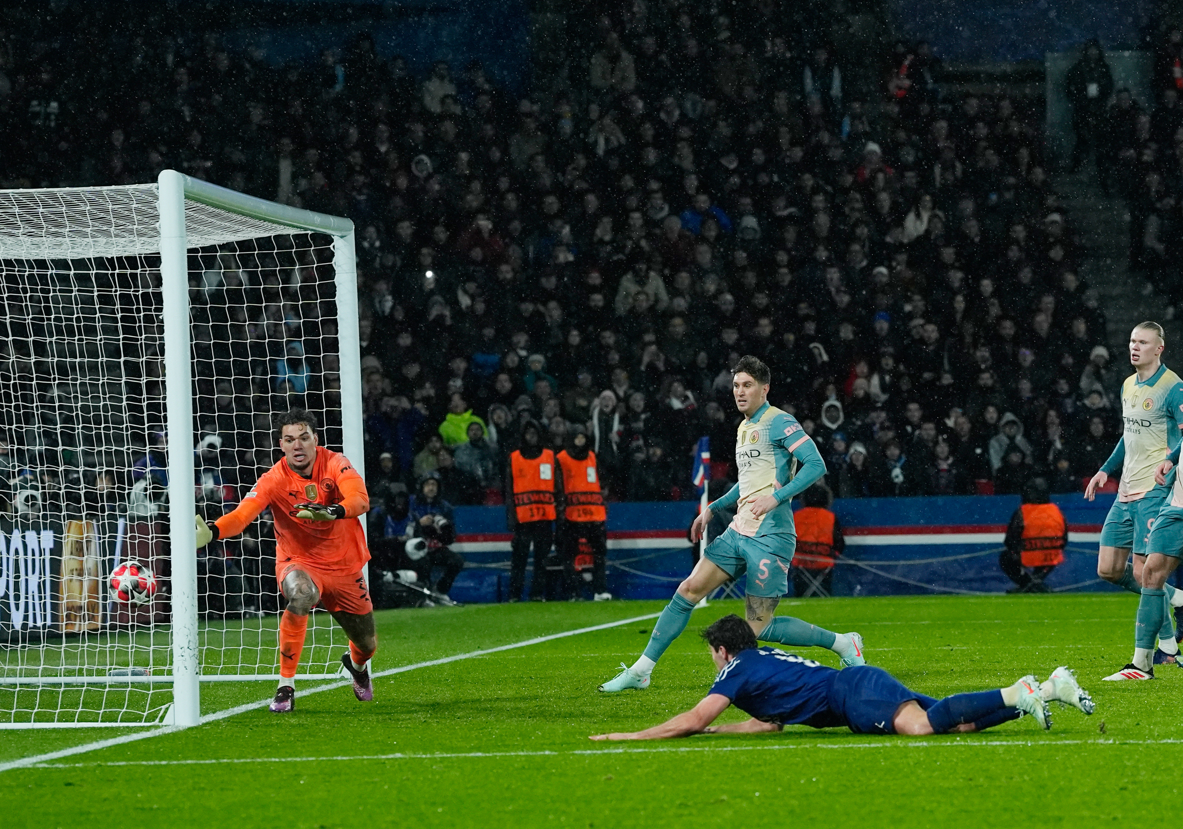 欧预赛双方鏖战,全力以赴争取胜利 欧预赛双方鏖战,全力以赴争取胜利