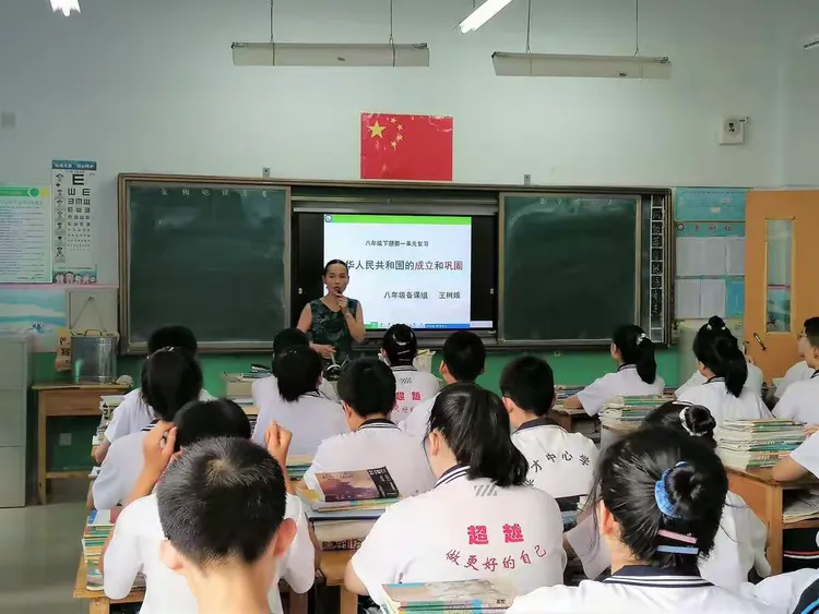 超级联赛季风采展现，资深教练引领队伍的简单介绍