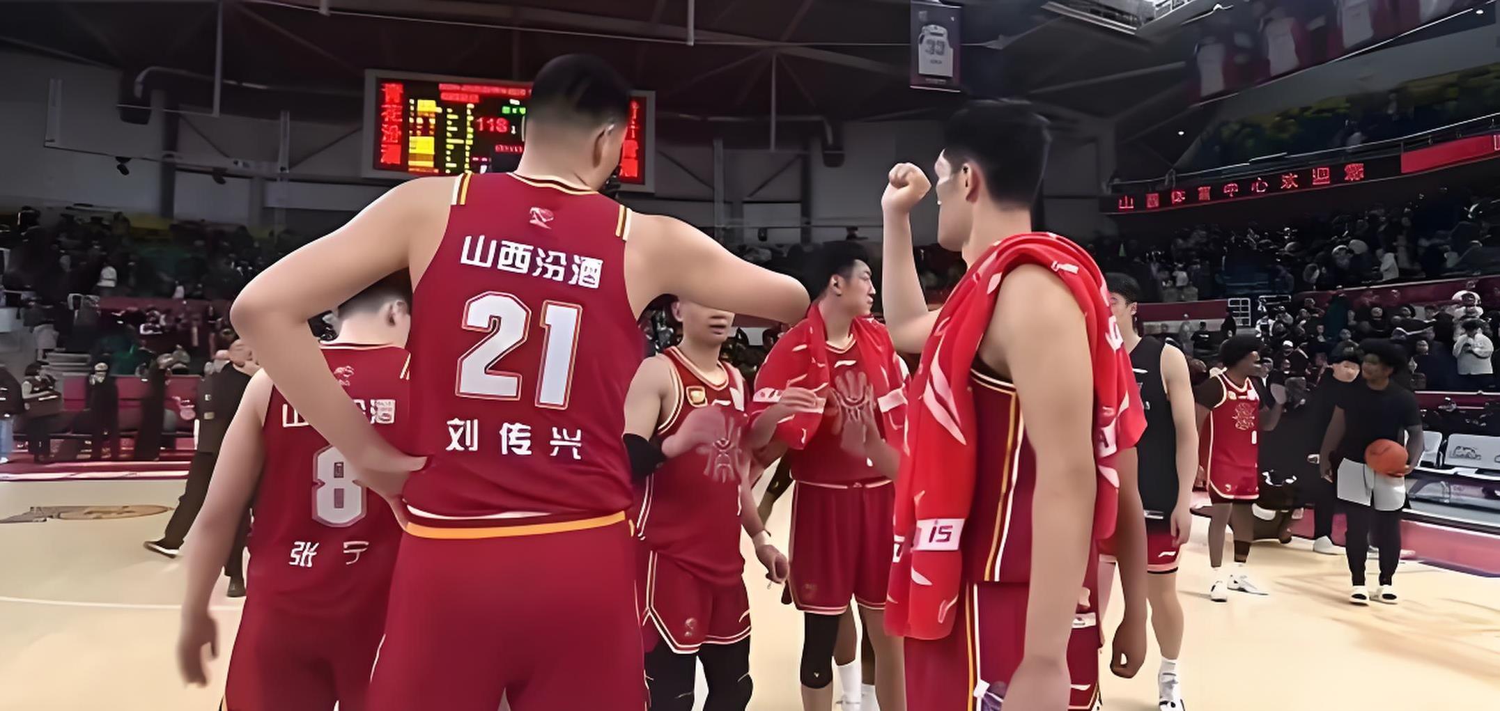 关于热血澎湃的比赛，双方球员在场上拼尽全力的信息