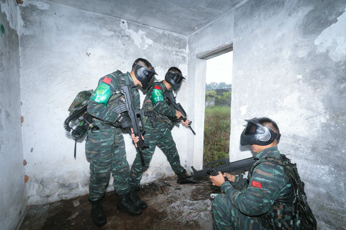 射击项目强攻中生存，选手闪光登场