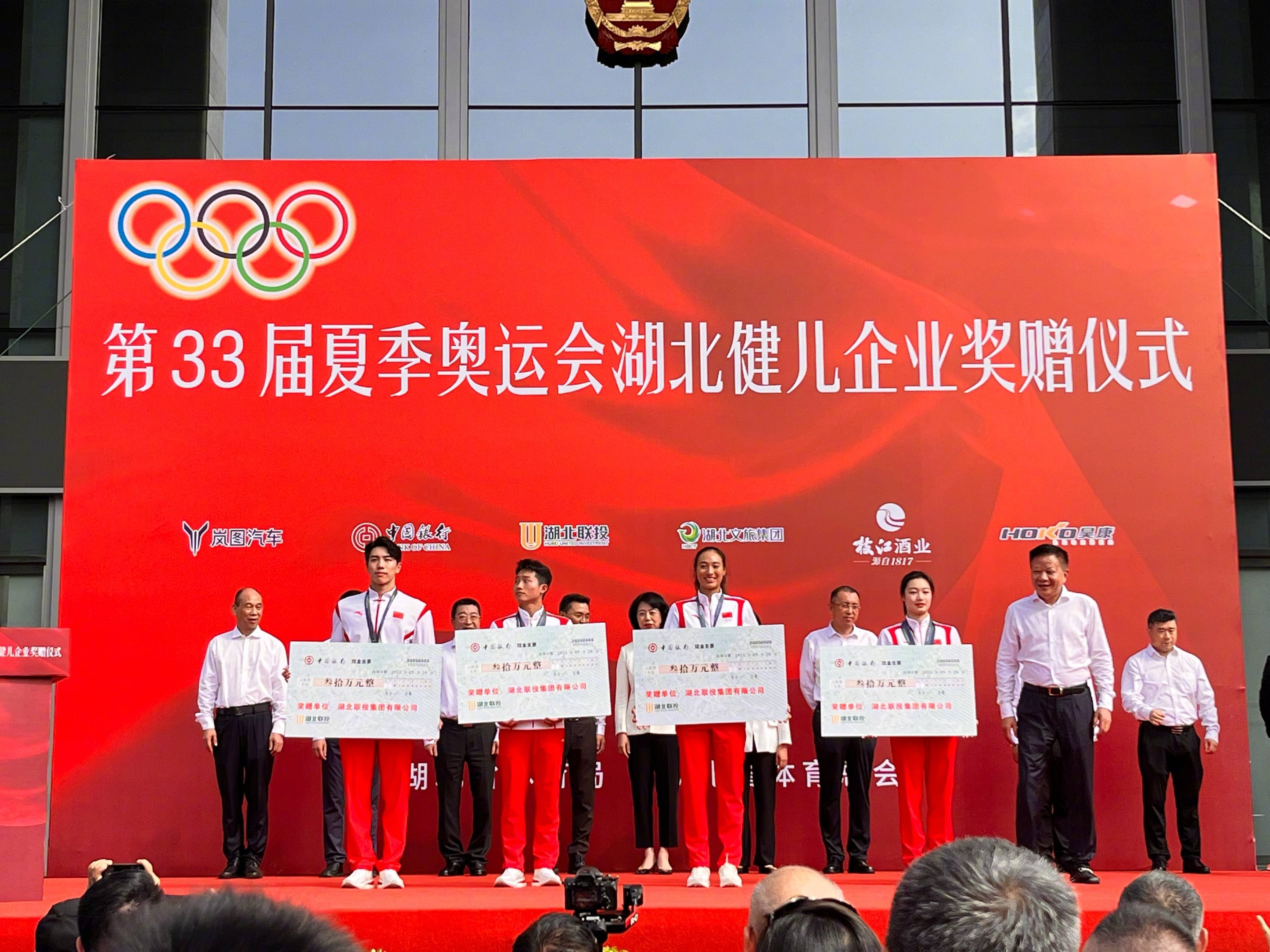 包含新晋球星崭露头角，助力球队登上领奖台的词条