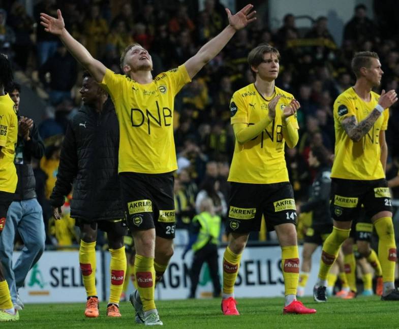 美因茨球员经过紧张训练备战下一场比赛的简单介绍 美因茨球员经过紧张训练备战下一场比赛的简单介绍