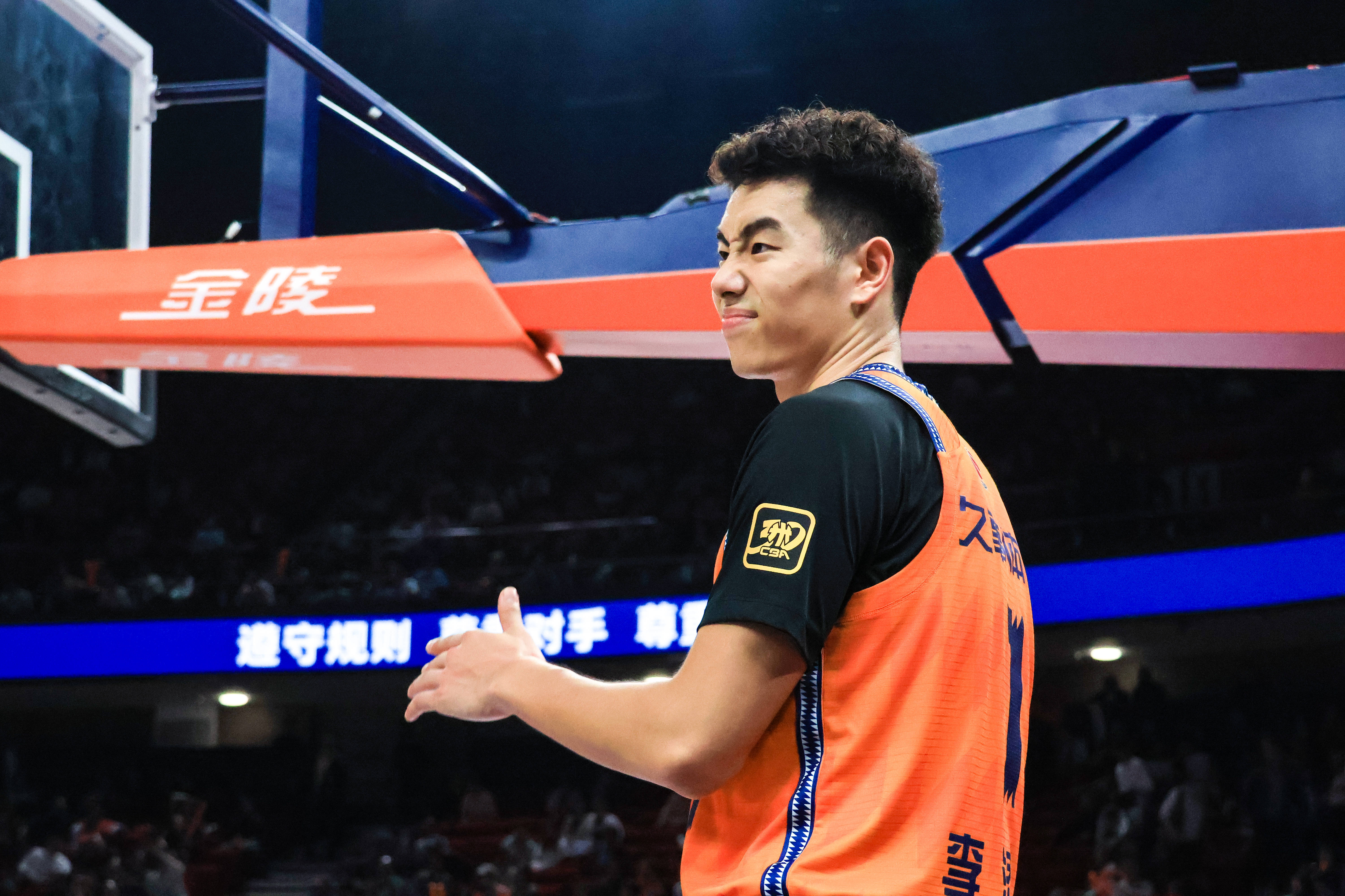 上海男篮强势登顶,意气风发佳绩 上海男篮强势登顶,意气风发佳绩