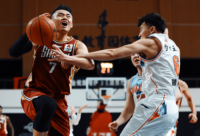 河北男篮连胜九场,成为争冠热门 河北男篮连胜九场,成为争冠热门