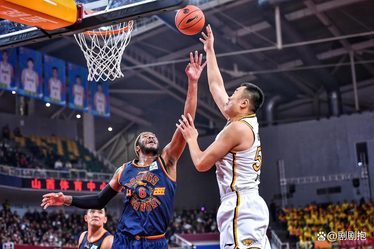 河北男篮连胜九场,成为争冠热门 河北男篮连胜九场,成为争冠热门