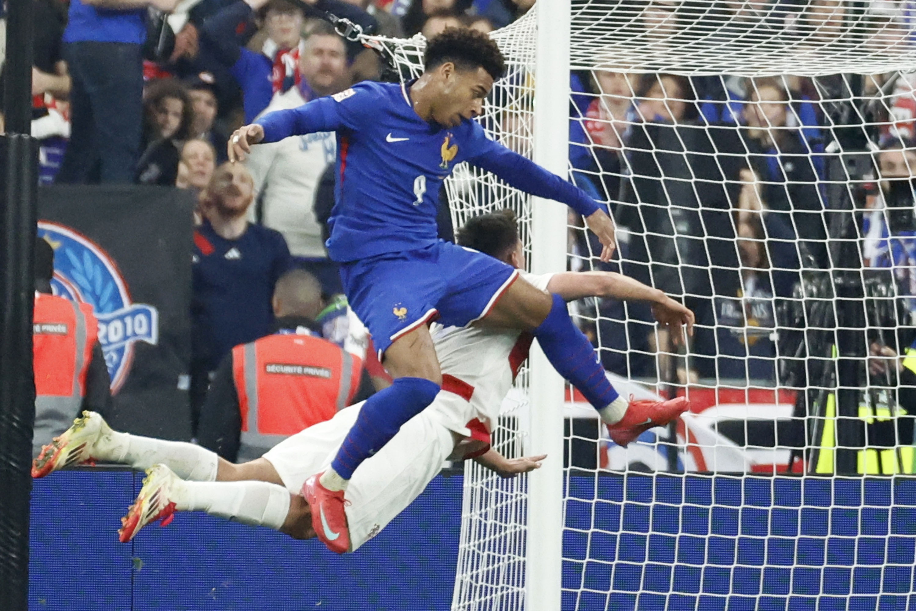 包含欧洲足球联赛强队对决,硝烟弥漫的词条 包含欧洲足球联赛强队对决,硝烟弥漫的词条