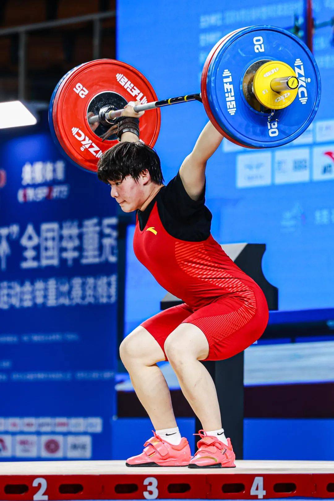 无惧压力!选手表现神勇,斩获冠军奖杯 无惧压力!选手表现神勇,斩获冠军奖杯