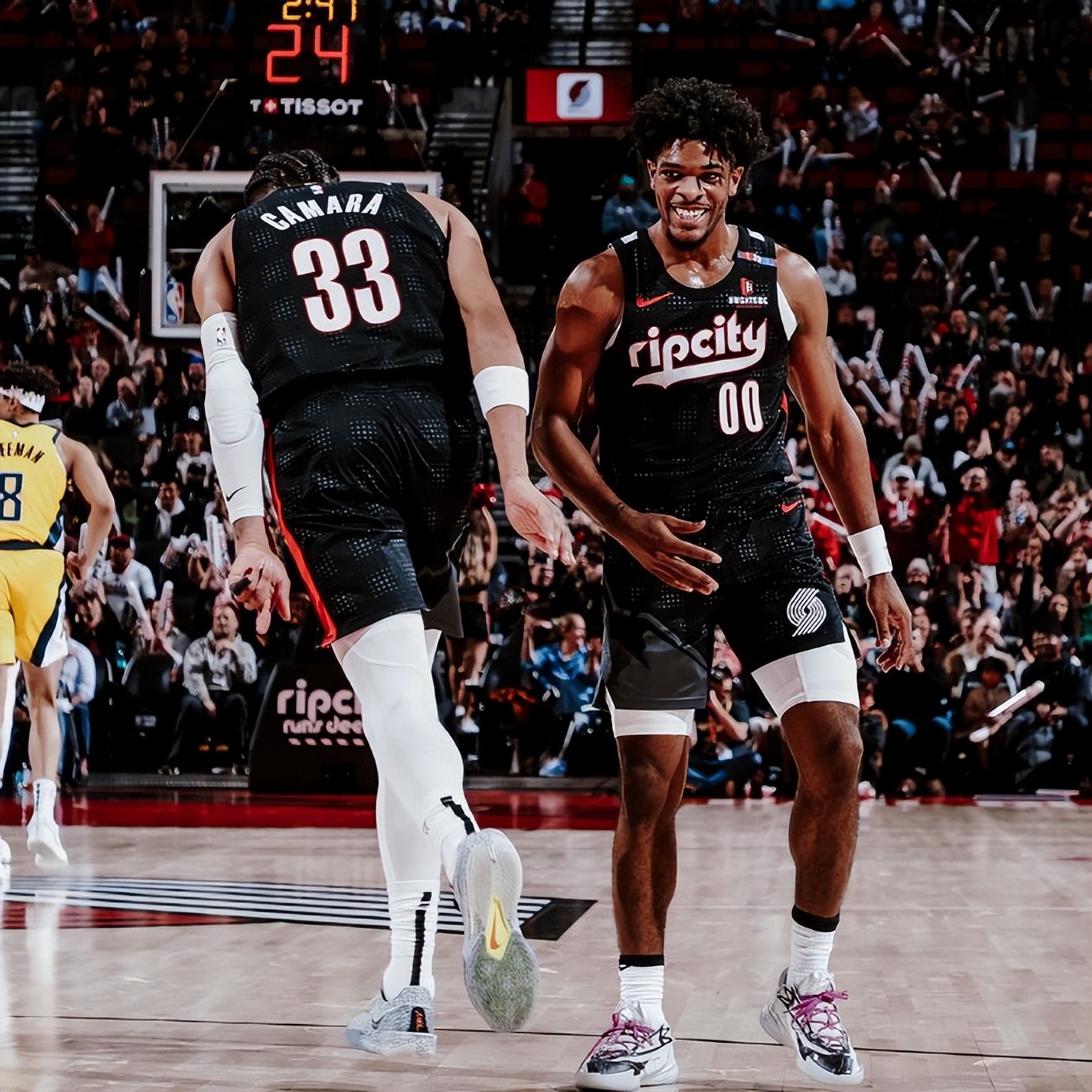 勇士主场告捷,双杀开拓者晋级季后赛 勇士主场告捷,双杀开拓者晋级季后赛