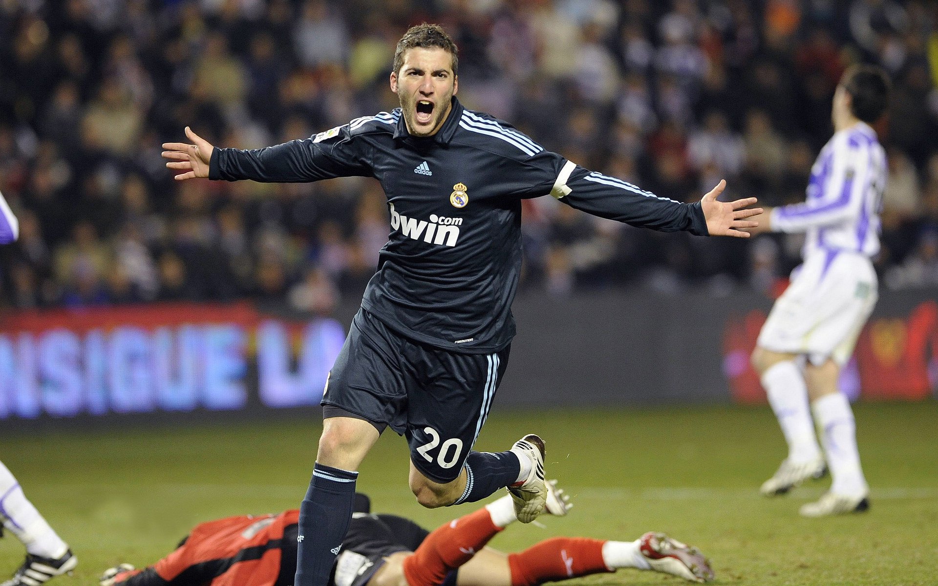 绿茵场的乒乓节奏，波兰与葡萄牙鏖战中的马龙时刻